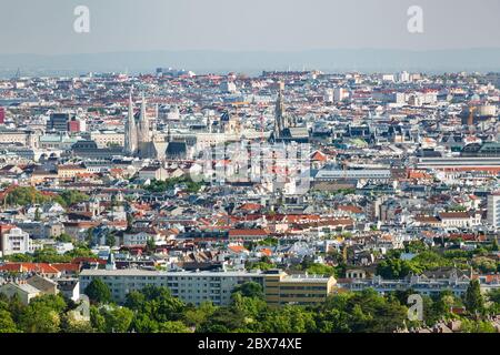 Vue depuis une colline au-dessus de Vienne, Autriche, jusqu'au centre-ville avec l'église votive (Votivkirche). Banque D'Images