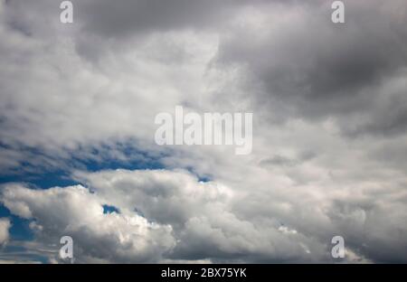Nuages partiellement nuageux et sombres qui se rassemblent dans des nuages épais de tempête. Banque D'Images