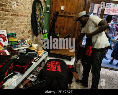 Barcelone, ​​Catalonia, Espagne. 05e juin 2020. Le populaire Street Vendors Union of Barcelona avec sa marque 'Top Manta' fabrique des T-shirts avec le slogan 'Black Lives Matter' pour le rallye du dimanche 7 juin à Barcelone. Concentration en mémoire de George Floyd, vie noire et contre le racisme. Crédit : ©Dani Codina/Alay Live News Banque D'Images