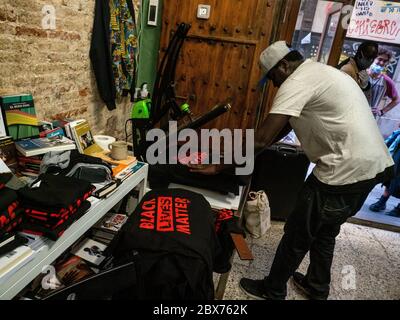 Barcelone, ​​Catalonia, Espagne. 05e juin 2020. Le populaire Street Vendors Union of Barcelona avec sa marque 'Top Manta' fabrique des T-shirts avec le slogan 'Black Lives Matter' pour le rallye du dimanche 7 juin à Barcelone. Concentration en mémoire de George Floyd, vie noire et contre le racisme. Crédit : ©Dani Codina/Alay Live News Banque D'Images