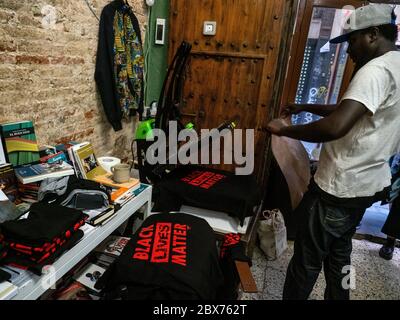 Barcelone, ​​Catalonia, Espagne. 05e juin 2020. Le populaire Street Vendors Union of Barcelona avec sa marque 'Top Manta' fabrique des T-shirts avec le slogan 'Black Lives Matter' pour le rallye du dimanche 7 juin à Barcelone. Concentration en mémoire de George Floyd, vie noire et contre le racisme. Crédit : ©Dani Codina/Alay Live News Banque D'Images