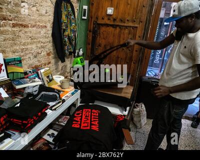 Barcelone, ​​Catalonia, Espagne. 05e juin 2020. Le populaire Street Vendors Union of Barcelona avec sa marque 'Top Manta' fabrique des T-shirts avec le slogan 'Black Lives Matter' pour le rallye du dimanche 7 juin à Barcelone. Concentration en mémoire de George Floyd, vie noire et contre le racisme. Crédit : ©Dani Codina/Alay Live News Banque D'Images