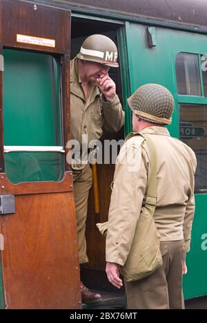 MID Hants Railway 'War on the Line' 2019 (jour J 75) avec des acteurs habillés en costume d'époque aux gares d'Alresford, Robley et Medstead & four Marks. Banque D'Images