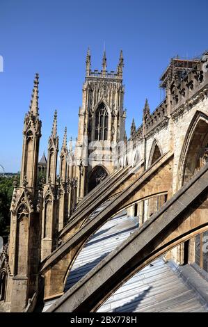 Vue vers l'ouest le long de la nef de York Minster depuis le toit du transept sud. Banque D'Images