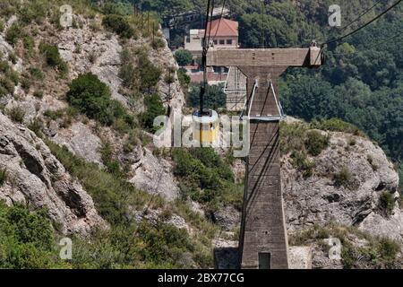 Téléphérique sur le mont Montserrat, à proximité de Barcelone. Jour d'été, vue depuis la terrasse d'observation Banque D'Images