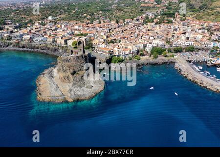 Acicastello mer en été en vue aérienne d'en haut- Sicile voyage Banque D'Images