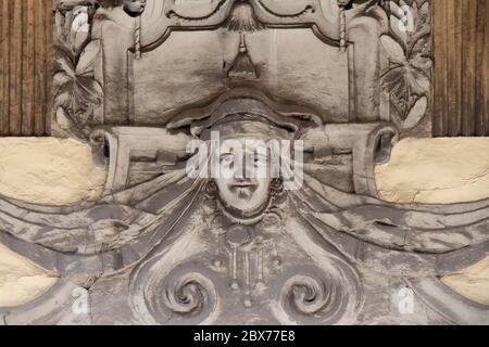 Un ornement architectural, portrait de femme sur la façade du bâtiment, sécession serbe Banque D'Images