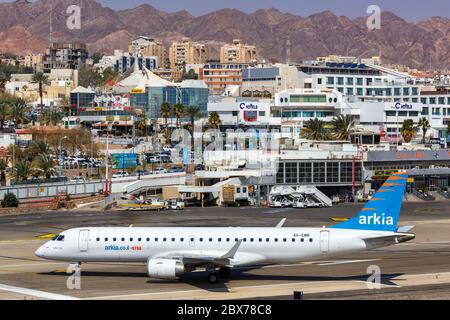 Eilat, Israël - 21 février 2019 : avion Arkia Embraer 190 à l'aéroport Eilat (ETH) en Israël. Banque D'Images