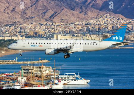 Eilat, Israël - 21 février 2019 : avion Arkia Embraer 195 à l'aéroport Eilat (ETH) en Israël. Banque D'Images