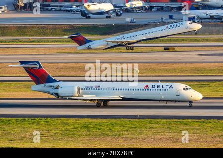 Atlanta, Géorgie - 2 avril 2019 : avion Boeing 717-200 de Delta Air Lines à l'aéroport d'Atlanta (ATL) en Géorgie. Boeing est une usine américaine d'avions Banque D'Images