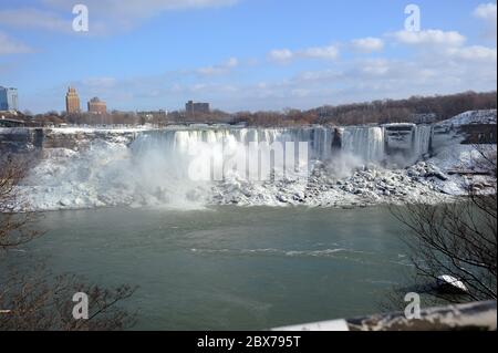 Les chutes Amercian avec les chutes Bridal Veil sur la droite. Banque D'Images