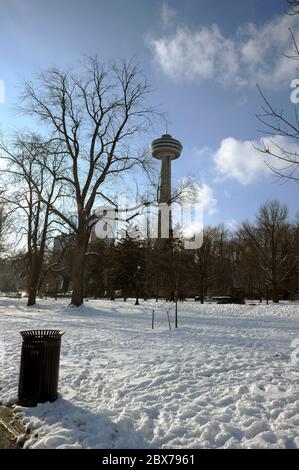 La tour Skylon vue depuis Niagara Parkway. Banque D'Images