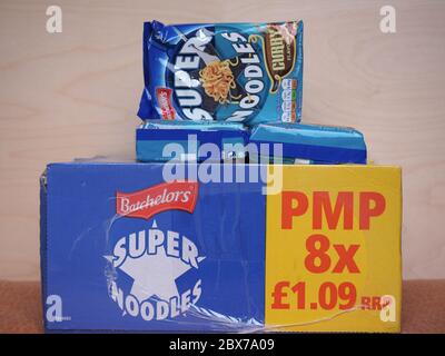 SHEFFIELD, Royaume-Uni - VERS MAI 2020 : paquet de nouilles Batchelors Super Banque D'Images