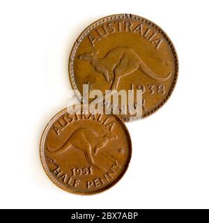 Old Australian Penny et Half Penny isolé sur White. Banque D'Images