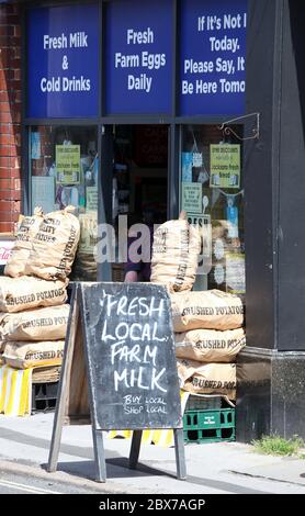 Magasin local vendant des produits frais de la ferme à Chesterfield dans le Derbyshire Banque D'Images