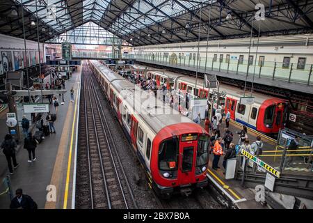 LONDRES, Royaume-Uni. 12 SEPTEMBRE 2019. Métro de Londres à la station Earl's court Banque D'Images