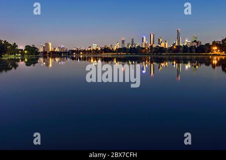 Melbourne, Australie. Vue sur l'horizon depuis le lac Albert Park avant le lever du soleil. Banque D'Images