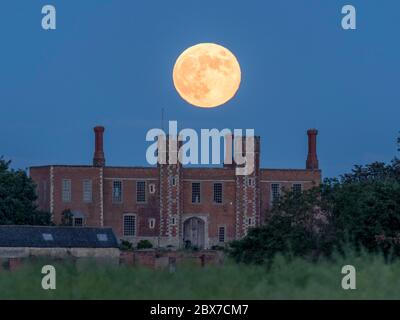 Eastchurch, Kent, Royaume-Uni. 5 juin 2020. La pleine lune de fraise a vu monter au-dessus de l'historique Shurland Hall à Eastchurch, Kent ce soir. Crédit : James Bell/Alay Live News Banque D'Images