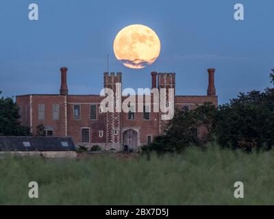 Eastchurch, Kent, Royaume-Uni. 5 juin 2020. La pleine lune de fraise a vu monter au-dessus de l'historique Shurland Hall à Eastchurch, Kent ce soir. Crédit : James Bell/Alay Live News Banque D'Images