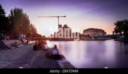 Photo de Paris france mai 05 2020 vue des personnes rassemblées sur le bord de la seine après la levée de la quarantaine (Covid-19) au coucher du soleil, notre Banque D'Images