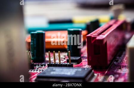 Regardez de près une ancienne carte mère Banque D'Images