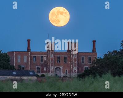 Eastchurch, Kent, Royaume-Uni. 5 juin 2020. La pleine lune de fraise a vu monter au-dessus de l'historique Shurland Hall à Eastchurch, Kent ce soir. Crédit : James Bell/Alay Live News Banque D'Images