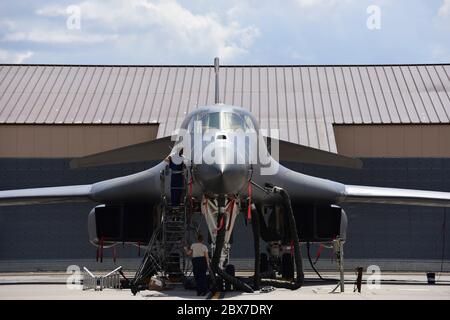 Les aviateurs du 28e Escadron de maintenance des aéronefs de la US Air Force effectuent des vérifications avant le vol sur les bombardiers furtifs B-1B lancer de la 28e Escadre Bomb à la base aérienne d'Ellsworth le 7 août 2017 près de Rapid City, Dakota du Sud. Banque D'Images