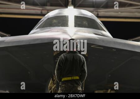 Un bombardier stratégique furtif de la Force aérienne américaine B-2 Spirit avec la 509e Escadre Bomb, est préparé pour une mission de la base aérienne de Whiteman le 7 mai 2020 à Knob Noster, Missouri. Banque D'Images