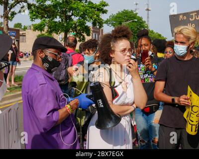 Oak Park, Illinois, États-Unis. 4 juin 2020. Le militant Sydney Jackson s'adresse à la foule à Oak Park Village Hall. Une foule variée de manifestants ont défilé d'Oak Park Village Hall au poste de police du 15ème District de Chicago et à Central et Madison. Banque D'Images