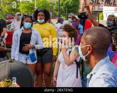 Oak Park, Illinois, États-Unis. 4 juin 2020. Le militant Sydney Jackson s'adresse à la foule au poste de police du district 15 à Chicago. Une foule variée de manifestants ont défilé d'Oak Park Village Hall au poste de police du 15ème District de Chicago et à Central et Madison. Banque D'Images