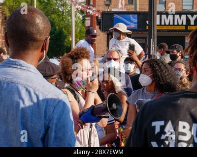 Oak Park, Illinois, États-Unis. 4 juin 2020. Le militant Sydney Jackson s'adresse au rassemblement de Central and Madison à Chicago. Une foule variée de manifestants ont défilé d'Oak Park Village Hall au poste de police du 15ème District de Chicago et à Central et Madison. La manifestation a été organisée en réponse à l'assassinat de George Floyd et d'autres Noirs aux mains de la police. Banque D'Images