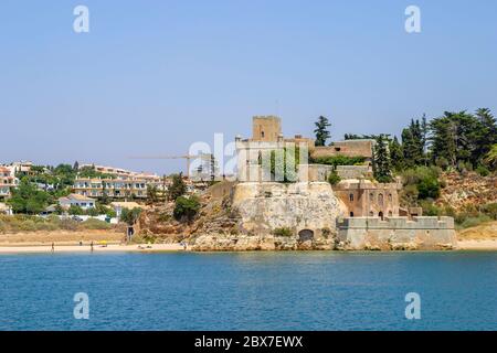 Fort médiéval datant du 16-XVIIe siècle de Sao Joao do Arade (château d'Arade) sur les rives de l'Arade, Ferragudo, Portimao, ouest de l'Algarve, sud du Portugal Banque D'Images