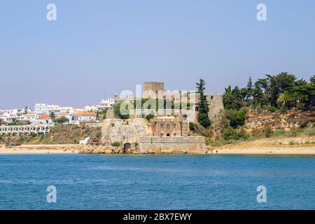 Fort médiéval datant du 16-XVIIe siècle de Sao Joao do Arade (château d'Arade) sur les rives de l'Arade, Ferragudo, Portimao, ouest de l'Algarve, sud du Portugal Banque D'Images