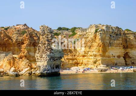 Praia do Torrado by Praia dos Caneiros, une plage pittoresque avec des grottes et un pilier de roche, Ferragudo, près de Portimao, ouest de l'Algarve, sud du Portugal Banque D'Images