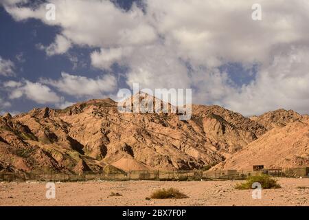 Montagnes escarpées près de Dahab, une destination touristique populaire de l'Égypte au bord de la mer Rouge Banque D'Images