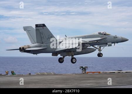 USS Theodore Roosevelt, États-Unis. 05e juin 2020. Un avion de chasse Super Hornet F/A-18e de la marine américaine, affecté au Tomcatters of Strike Fighter Squadron 31, est lancé à partir du porte-avions de la classe Nimitz USS Theodore Roosevelt le 5 juin 2020 en mer des Philippines. Le navire est de retour en service après une longue quarantaine d'équipage infecté par le COVID et poursuit maintenant son déploiement à la 7e flotte. Crédit : MCS Dylan Lavin/États-Unis Navy/Alay Live News Banque D'Images