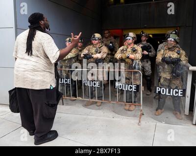 Atlanta, États-Unis. 04e juin 2020. Un manifestant s'entretient avec des gardes nationaux de Géorgie qui bloquent l'entrée d'un bâtiment après des jours de manifestations et d'émeutes à la suite de la mort de George Floyd près du parc olympique Centennial le 4 juin 2020 à Atlanta, Géorgie. Floyd a été étouffé par la police à Minneapolis, ce qui a entraîné des manifestations qui ont balayé le pays. Crédit : MSGT. Roger Parsons/Garde nationale/Alamy Live News Banque D'Images