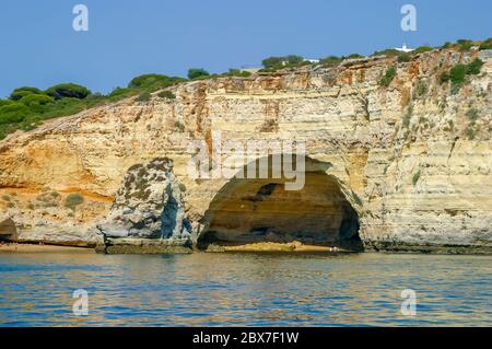 Grande grotte pittoresque et caractéristiques géologiques dans les falaises stratifiées le long de la côte près de Portimao, ouest de l'Algarve, sud du Portugal Banque D'Images