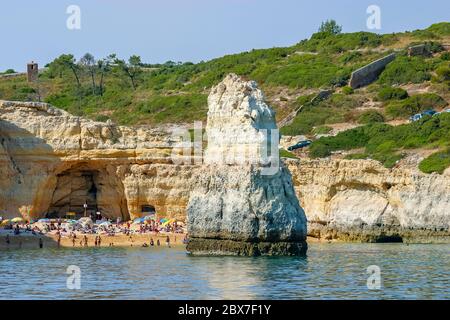 Praia do Torrado by Praia dos Caneiros, une plage pittoresque avec des grottes et un pilier de roche, Ferragudo, près de Portimao, ouest de l'Algarve, sud du Portugal Banque D'Images