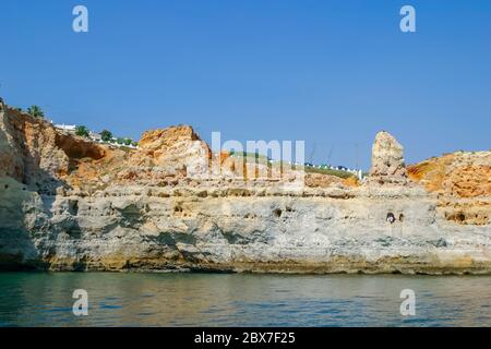 Grottes pittoresques et caractéristiques géologiques dans les falaises le long de la côte près de Portimao, ouest de l'Algarve, sud du Portugal Banque D'Images