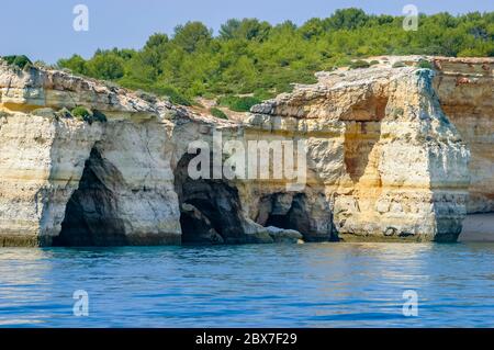 De vastes grottes marines pittoresques et des caractéristiques géologiques dans les falaises stratifiées le long de la côte près de Portimao, ouest de l'Algarve, sud du Portugal Banque D'Images