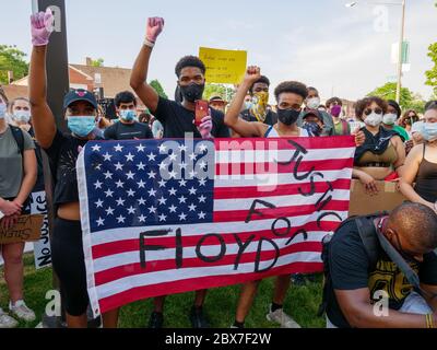 Oak Park, Illinois, États-Unis. 4 juin 2020. Les manifestants à la fin de la marche d'aujourd'hui protestent contre la mort de George Floyd. Une foule variée de manifestants ont défilé d'Oak Park Village Hall au poste de police du 15ème District de Chicago et à Central et Madison. Banque D'Images