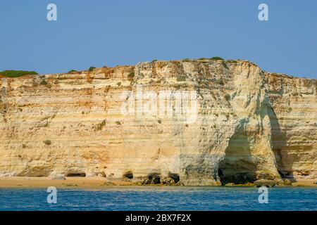 Grande grotte pittoresque et caractéristiques géologiques dans les falaises le long de la côte près de Portimao, ouest de l'Algarve, sud du Portugal Banque D'Images