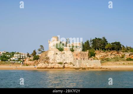 Fort médiéval datant du 16-XVIIe siècle de Sao Joao do Arade (château d'Arade) sur les rives de l'Arade, Ferragudo, Portimao, ouest de l'Algarve, sud du Portugal Banque D'Images