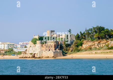 Fort médiéval datant du 16-XVIIe siècle de Sao Joao do Arade (château d'Arade) sur les rives de l'Arade, Ferragudo, Portimao, ouest de l'Algarve, sud du Portugal Banque D'Images