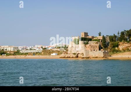 Fort médiéval datant du 16-XVIIe siècle de Sao Joao do Arade (château d'Arade) sur les rives de l'Arade, Ferragudo, Portimao, ouest de l'Algarve, sud du Portugal Banque D'Images