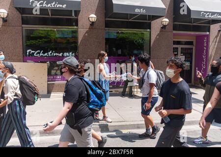 Toronto, Canada - le 5 juin 2020. Des milliers de manifestants sont descendus dans la rue dans le cadre de la Marche pour la manifestation changement. Ils protestaient contre le racisme anti-noir et la brutalité policière. La marche de Toronto était l'une des nombreuses qui se déroulent dans d'autres villes canadiennes le même jour. Mark Spowart/Alay Live News Banque D'Images