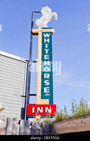 Un panneau au néon représentant le site de l'auberge Whitehorse, dans la ville de Whitehorse, dans les Territoires du Yukon, au Canada. Construit en 1927 et démoli dans les années 1970 Banque D'Images