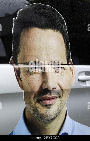 Affiche de Rafal Trzaskowski vue sur une porte de voiture pendant une campagne.Rafal Trzaskowski, président de la capitale polonaise, la ville de Varsovie, et récemment candidat de la coalition civique de centre-droit pour la présidence du pays. Relativement jeune et très bien éduqué, il est le principal concurrent du président sortant Andrzej Duda. Trzaskowski visite des villes plus petites de la Pologne, dans ce cas-ci Oswiecim, encourageant les électeurs à signer la liste de soutien à sa candidature et à voter pour lui. Banque D'Images