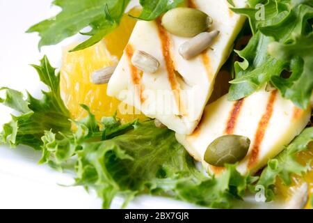 Salade de fromage halloumi aux graines d'orange, de pepitas et de tournesol. Banque D'Images